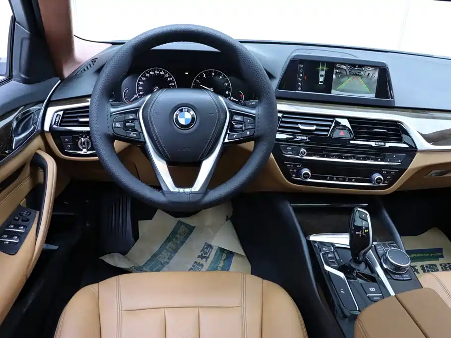 BMW 5 Series 2017 — фото 27