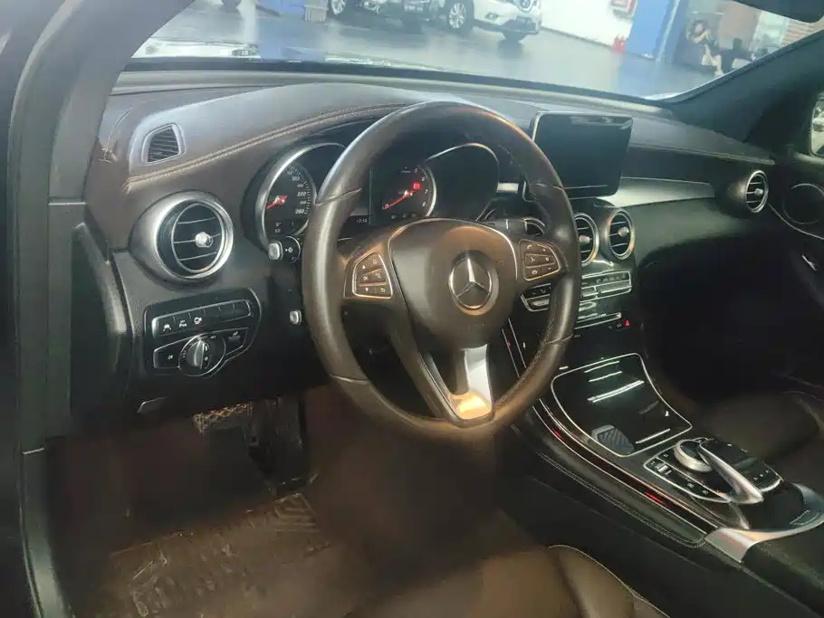 Mercedes-Benz GLC 2018 — фото 12