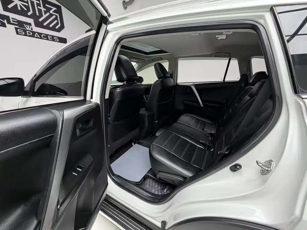 Toyota RAV4 2017 — фото 13