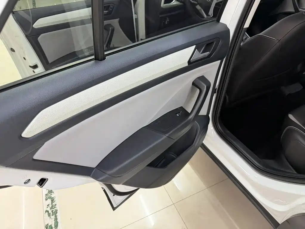 Volkswagen T-Roc 2023 — фото 15