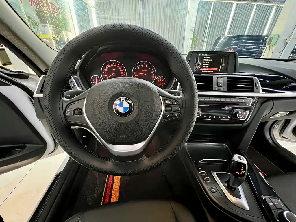 BMW 3 Series 2017 — фото 11