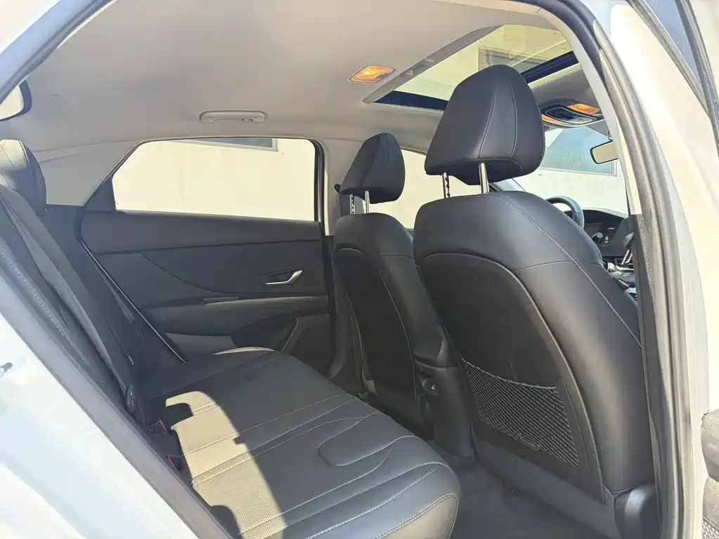 Hyundai Elantra 2022 — фото 12
