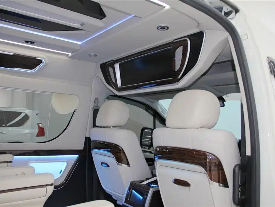 Toyota Hiace 2021 — фото 15