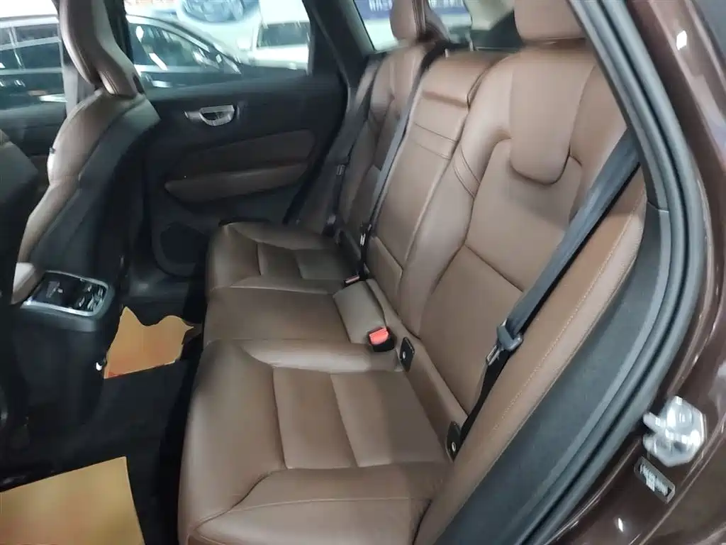 Volvo XC60 2020 — фото 17
