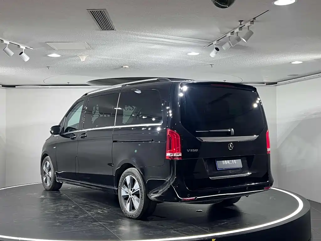 Mercedes-Benz V-Class 2023 — фото 11