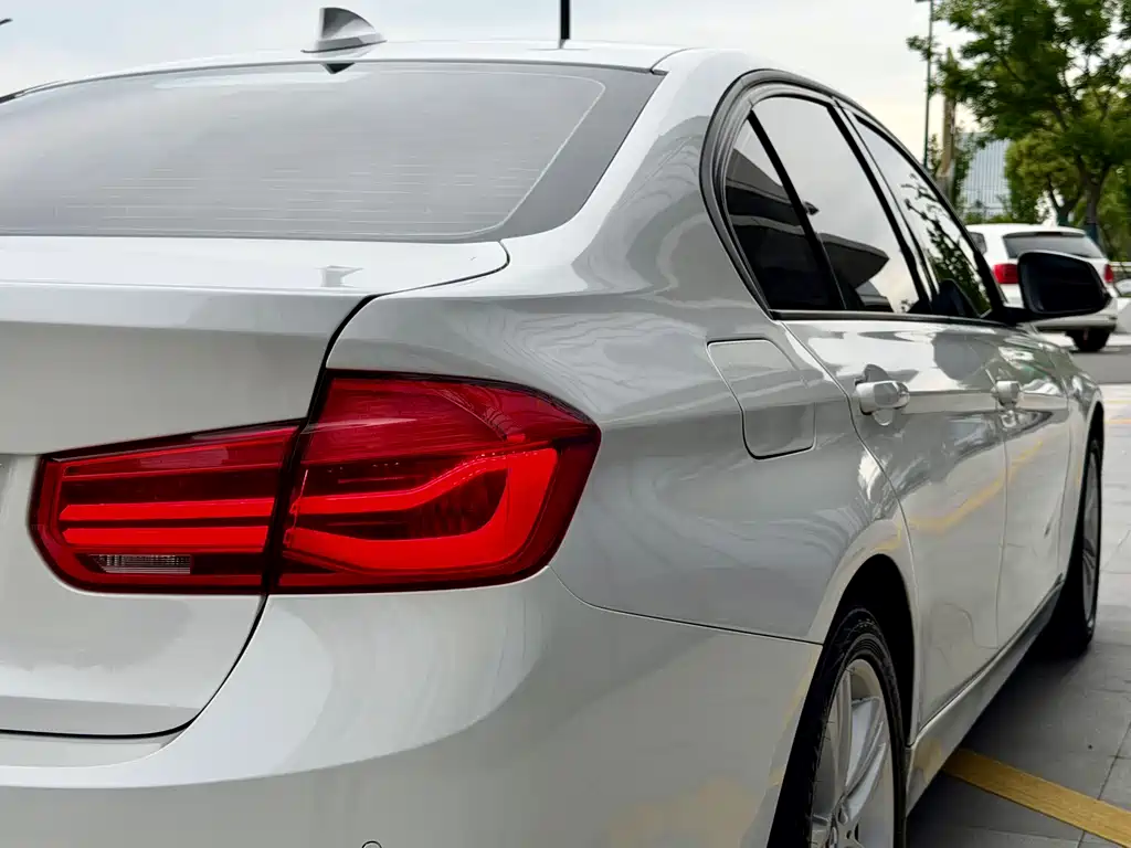BMW 3 Series 2018 — фото 13