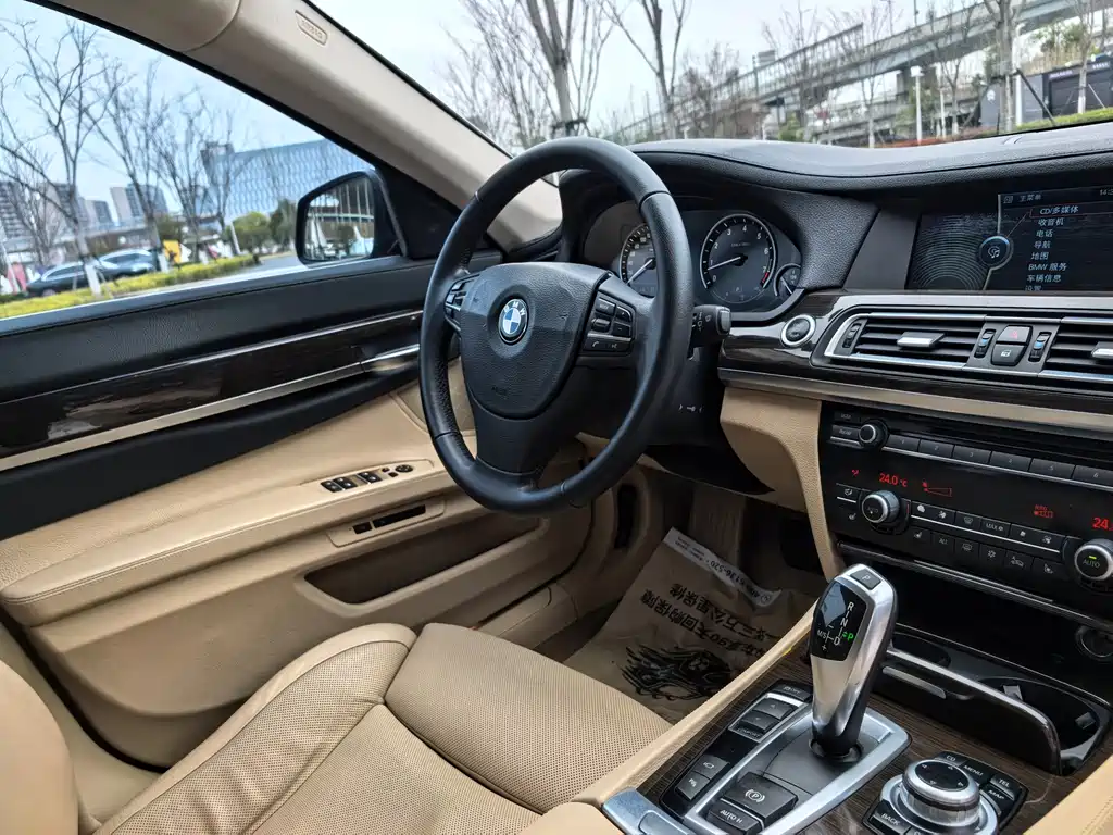 BMW 7 Series 2011 — фото 14
