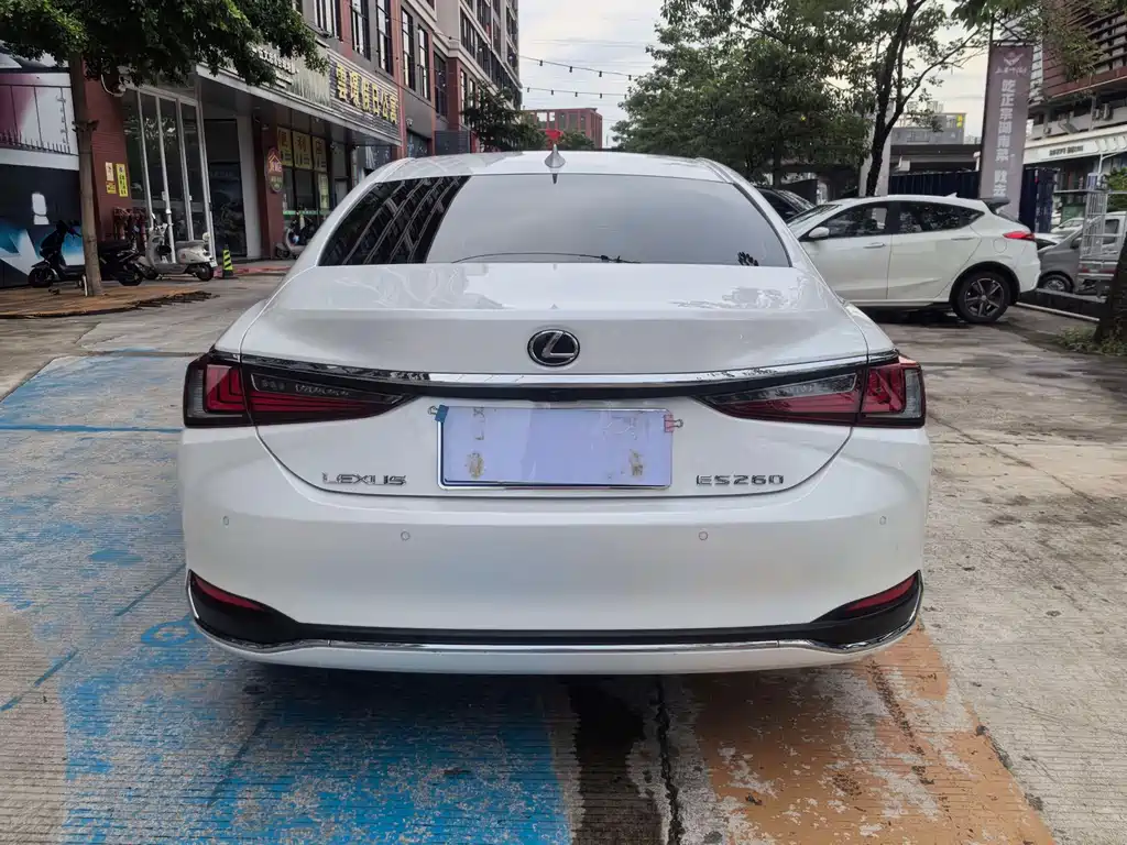 Lexus ES 2022