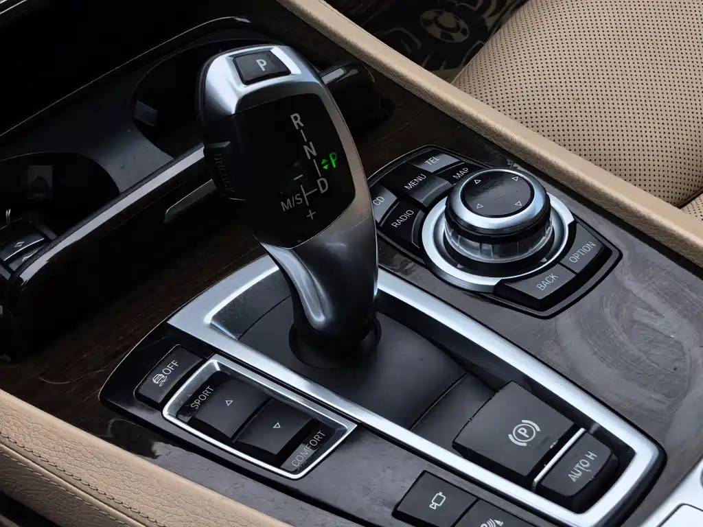 BMW 7 Series 2011 — фото 16