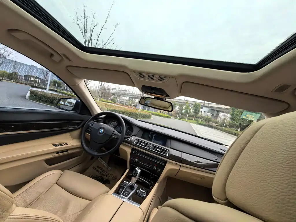 BMW 7 Series 2011 — фото 11