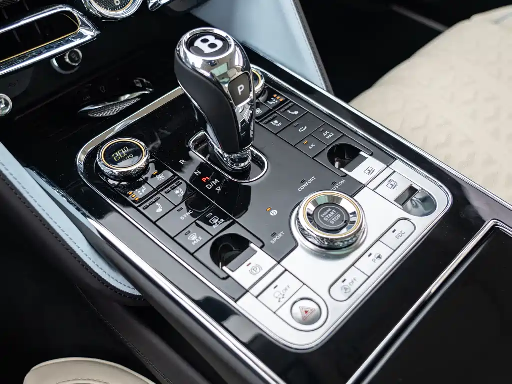 Bentley Flying Spur 2024 — фото 11