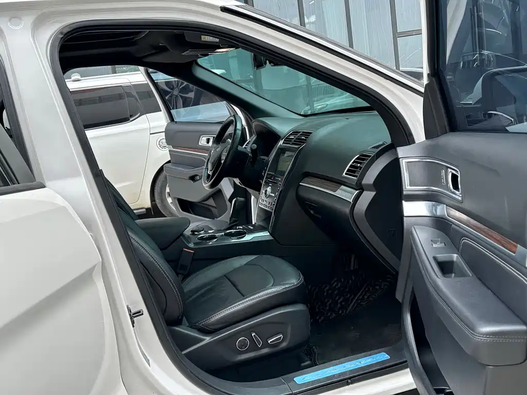 Ford Explorer 2019 — фото 16