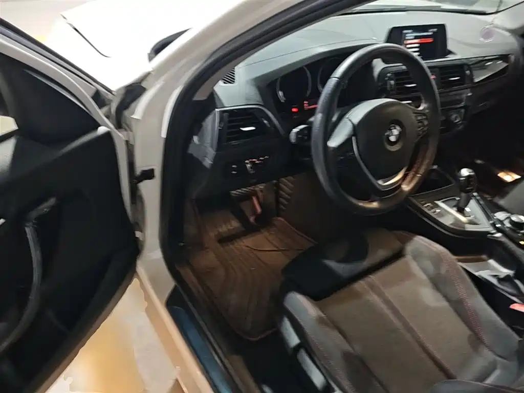BMW 1 Series 2019 — фото 16