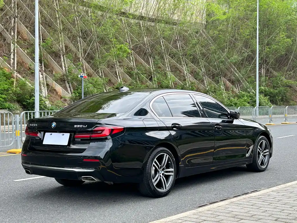 BMW 5 Series 2022 — фото 11