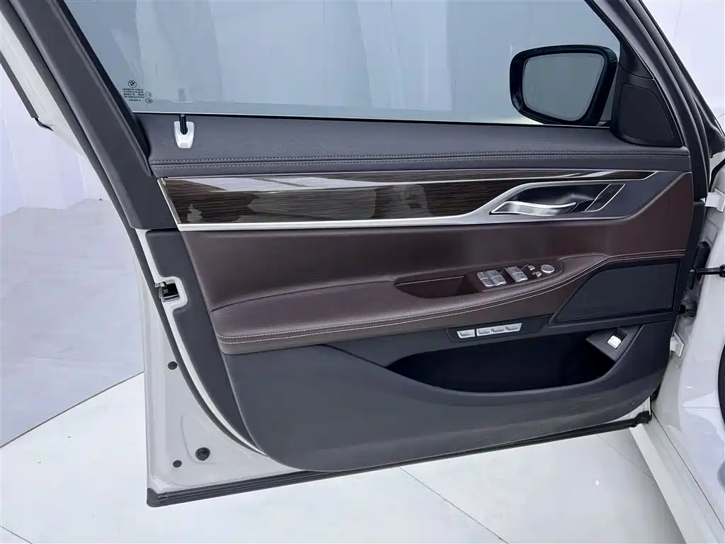 BMW 7 Series 2018 — фото 17