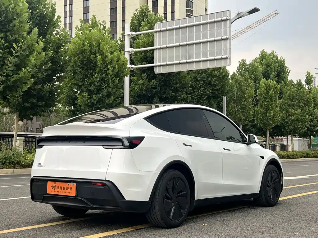 Tesla Model Y 2026 — фото 14