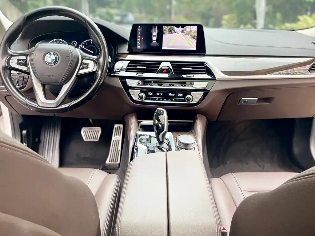 BMW 5 Series 2019 — фото 39