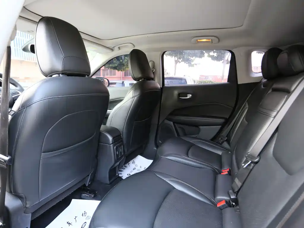 Jeep Compass 2018 — фото 10