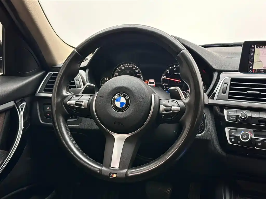 BMW 3 Series 2018 — фото 12
