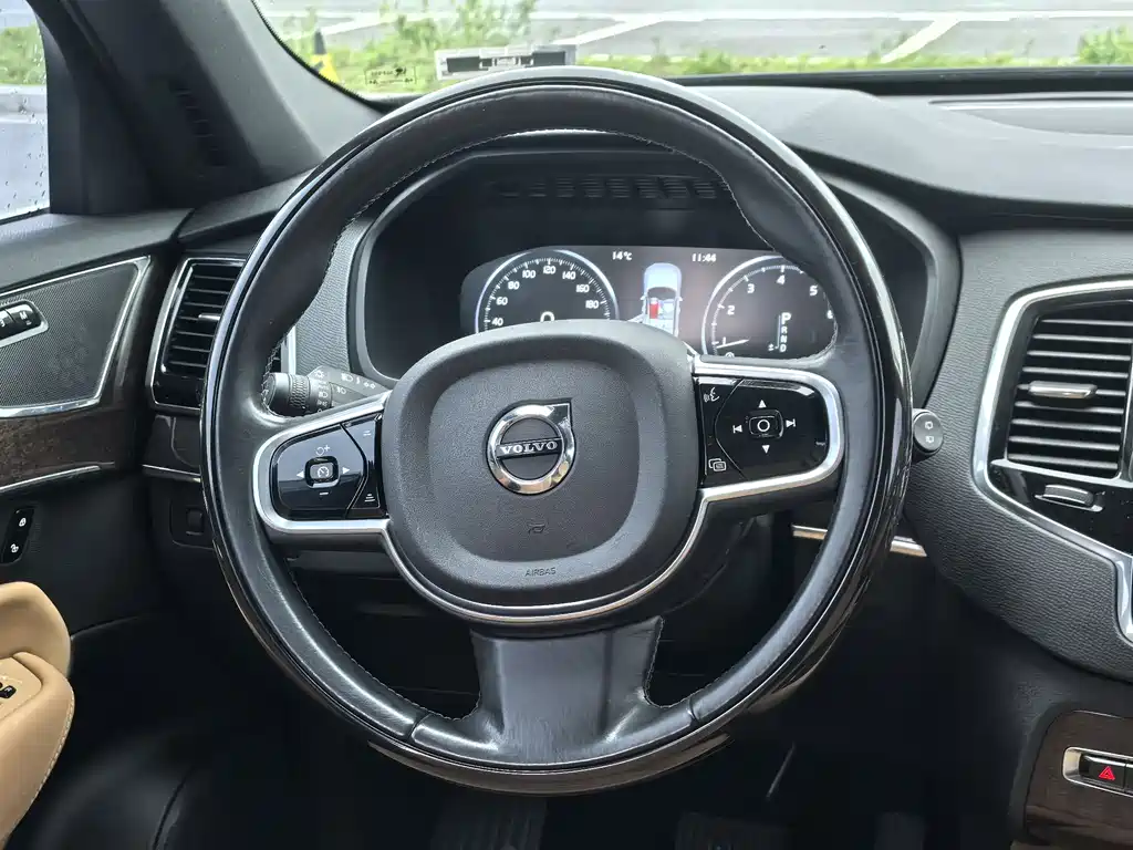 Volvo XC90 2017 — фото 12