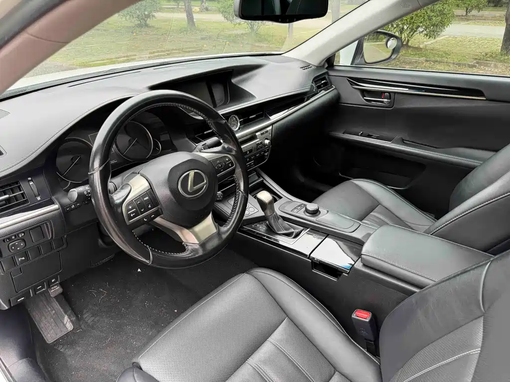Lexus ES 2017 — фото 11