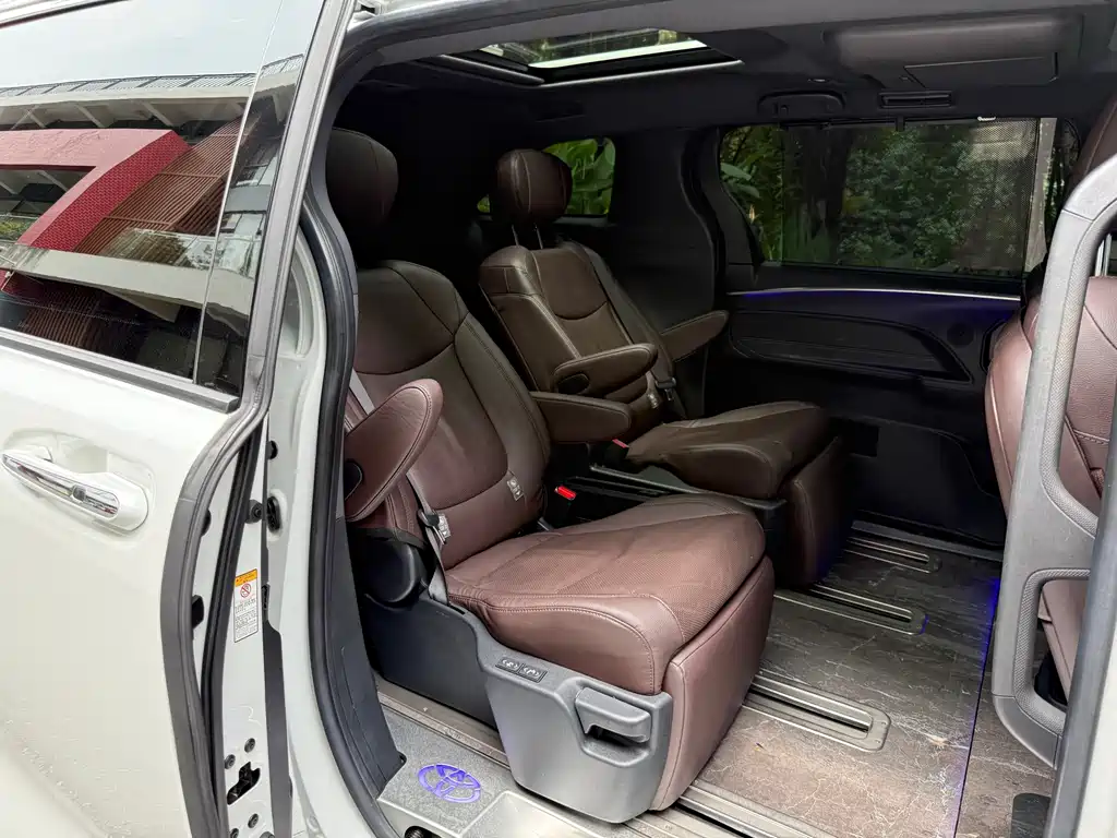 Toyota Sienna 2022 — фото 15