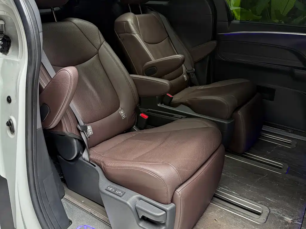 Toyota Sienna 2022 — фото 20