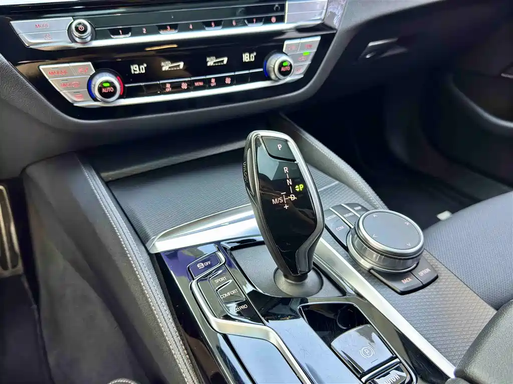 BMW 5 Series 2021 — фото 13