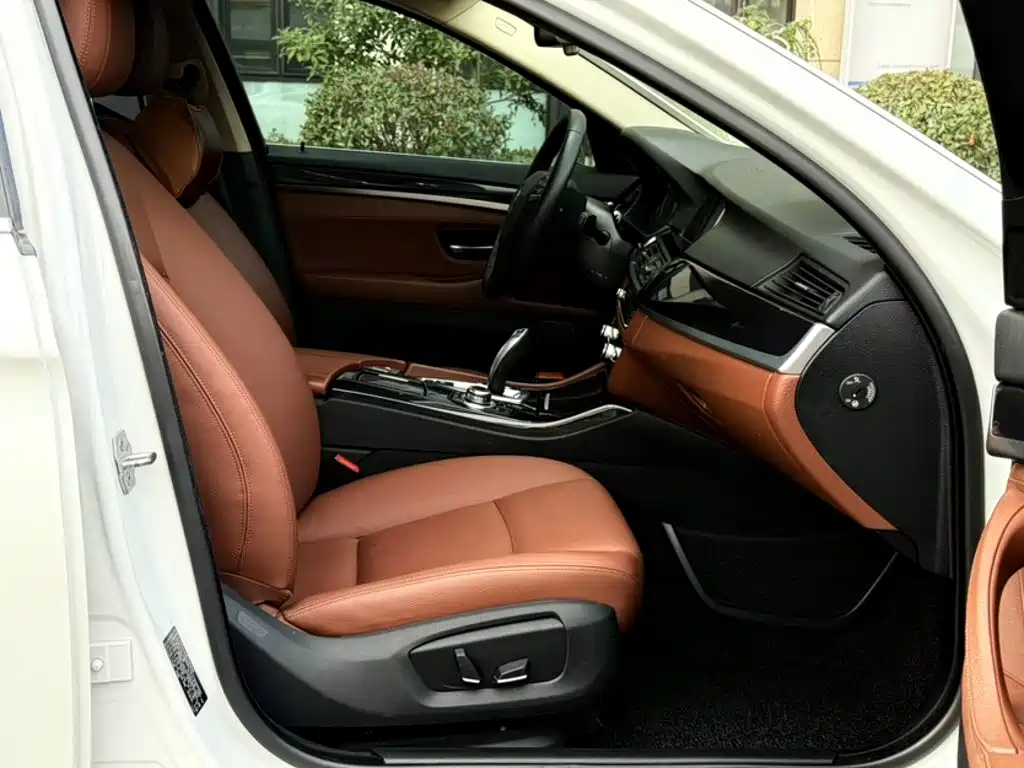BMW 5 Series 2015 — фото 25