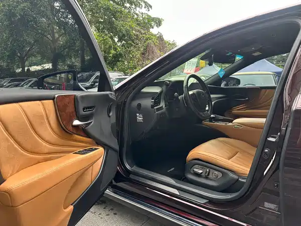 Lexus LS 2022