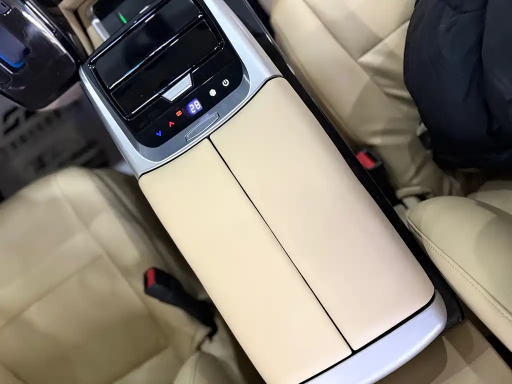 Toyota Hiace 2023 — фото 15