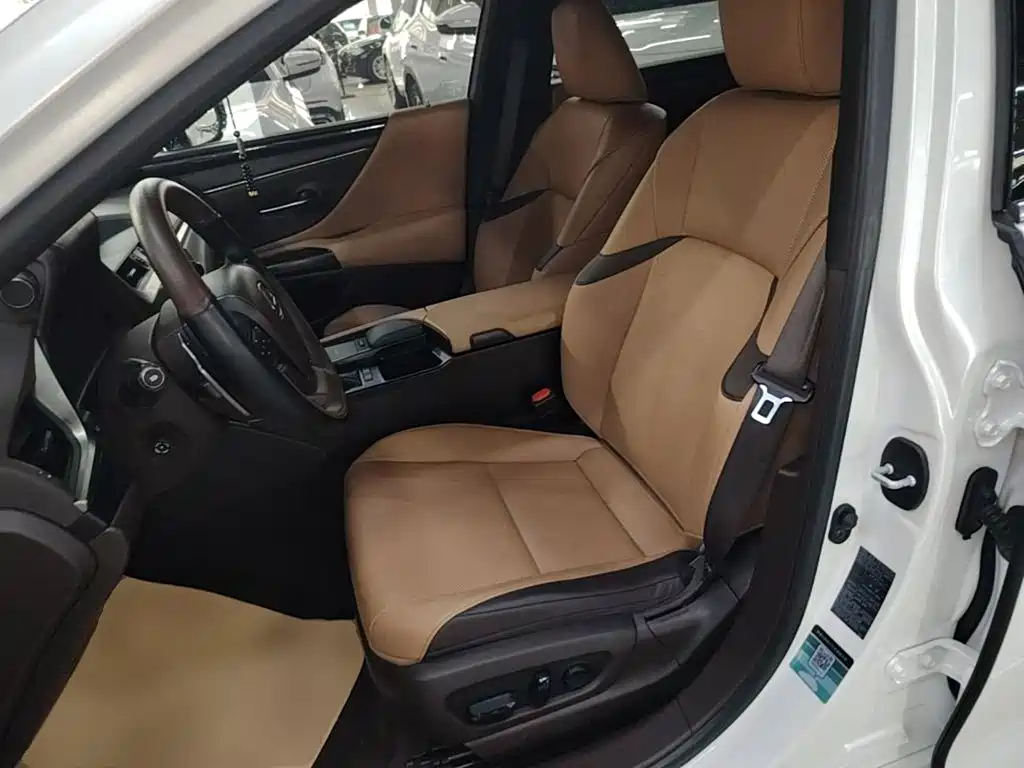 Lexus ES 2020 — фото 15