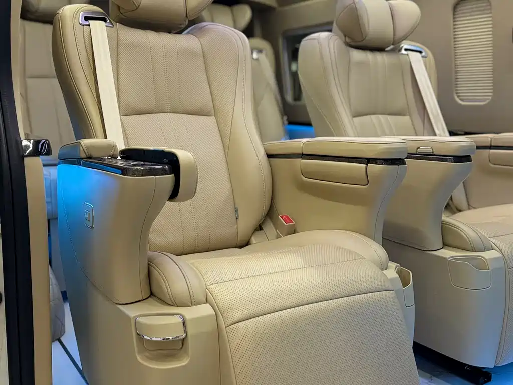 Toyota Hiace 2023 — фото 16
