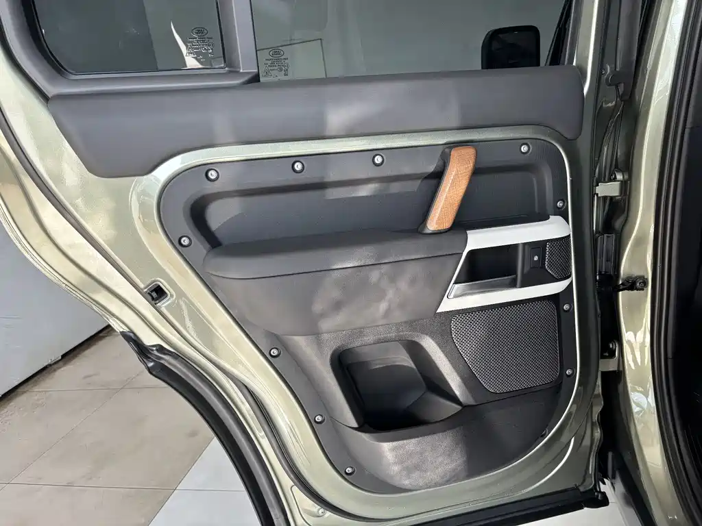 Land Rover Defender 2023 — фото 20