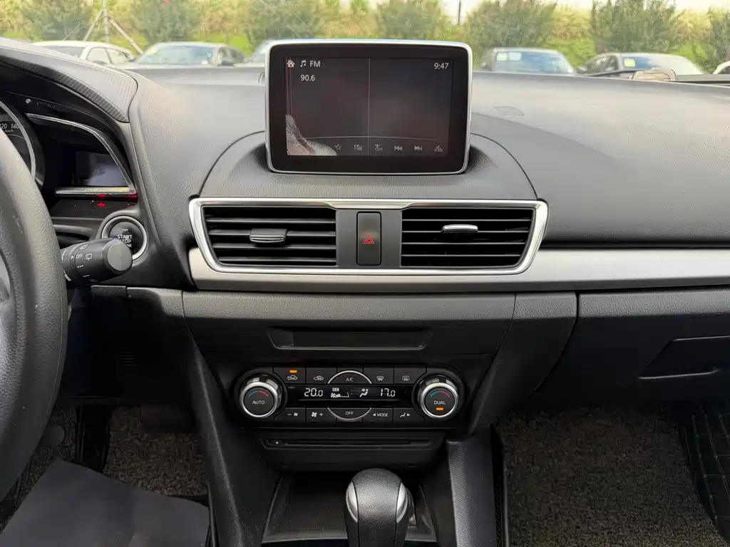Mazda 3 Axela 2016 — фото 10