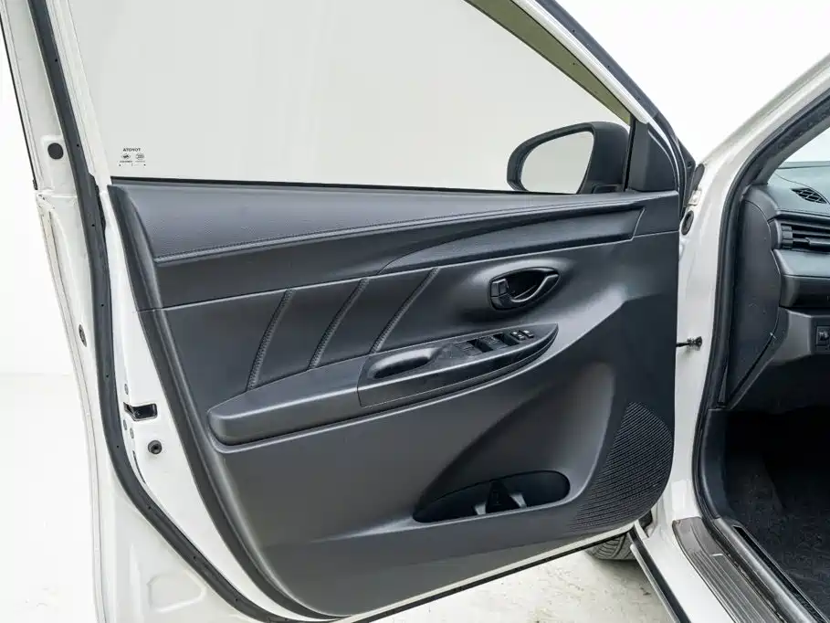 Toyota Yaris L 2022 — фото 10