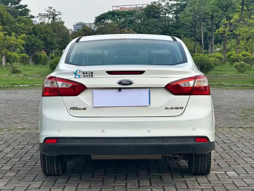 Ford Focus 2014 — фото 10