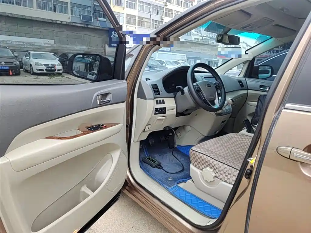 BYD M6 2014 — фото 16