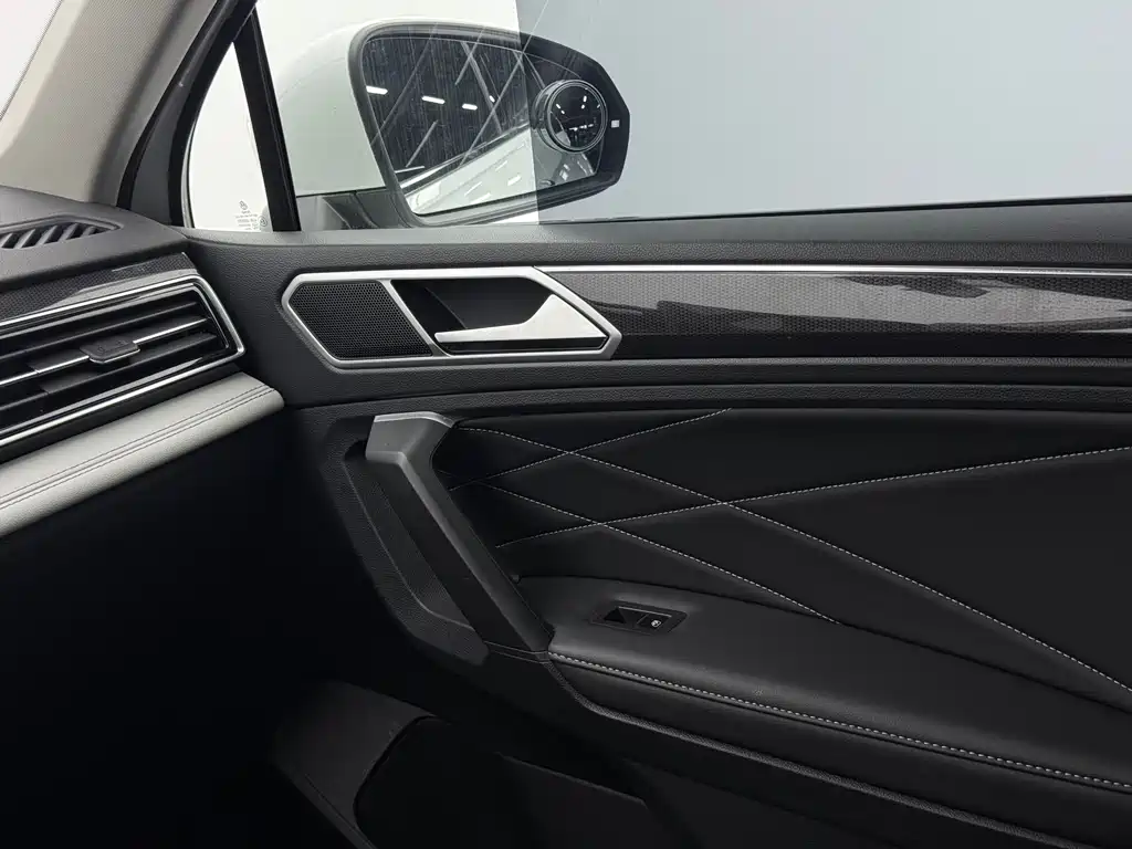 Volkswagen Tiguan L 2022 — фото 11