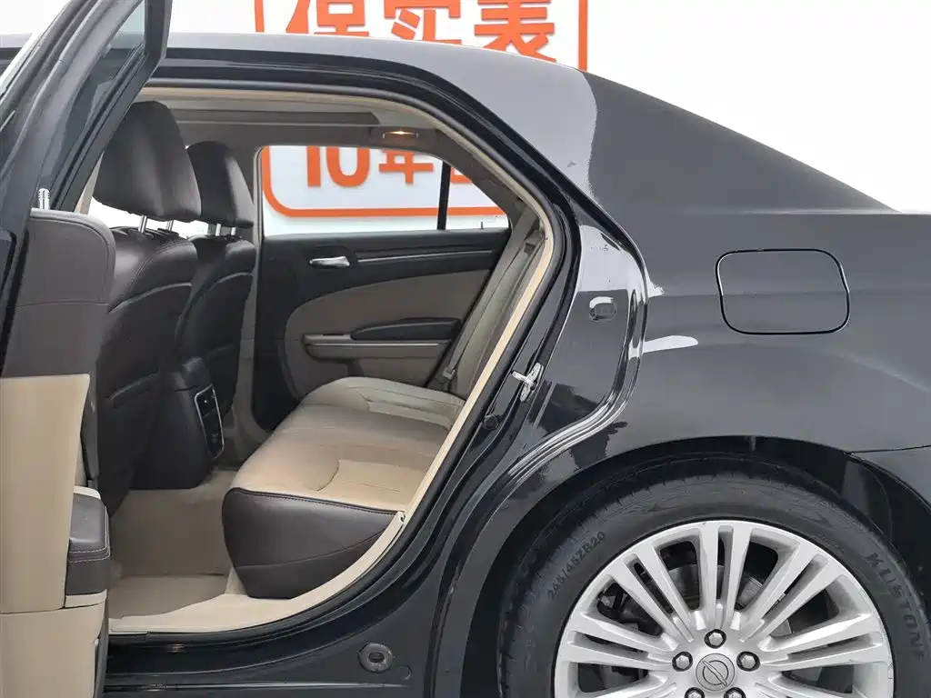 Chrysler 300C 2017 — фото 15