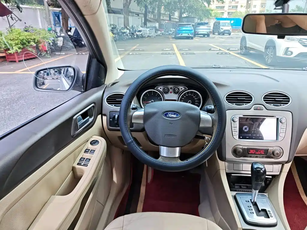 Ford Focus 2014 — фото 18