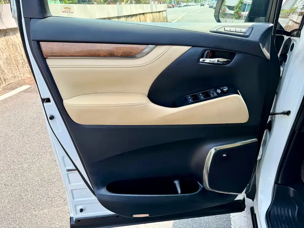 Toyota Alphard 2017 — фото 13