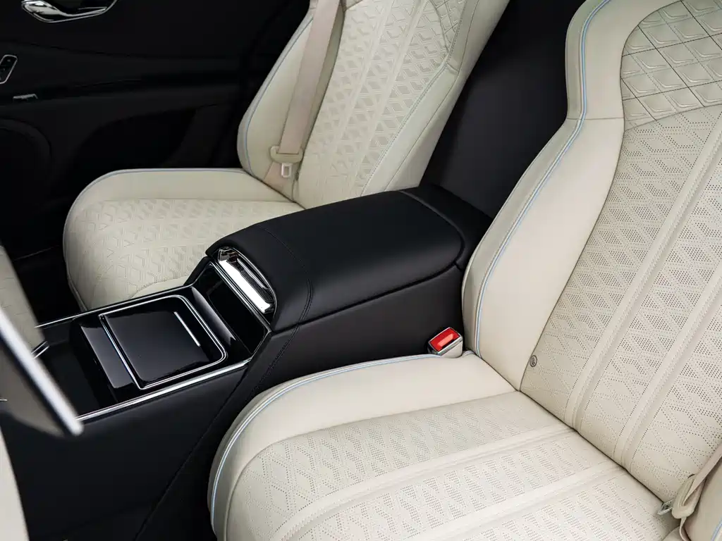 Bentley Flying Spur 2024 — фото 18