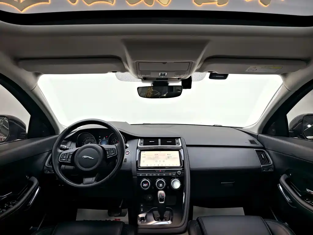Jaguar E-PACE 2020 — фото 19