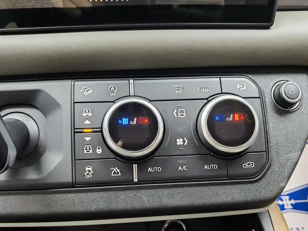 Land Rover Defender 2021 — фото 12