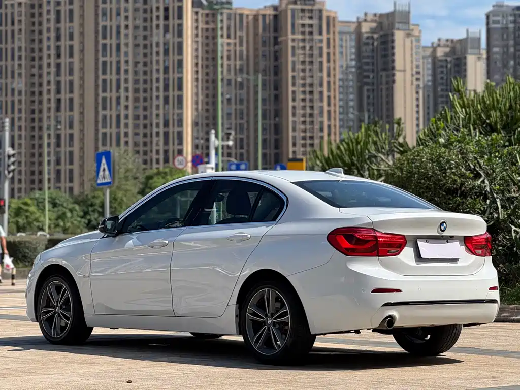 BMW 1 Series 2018 — фото 10