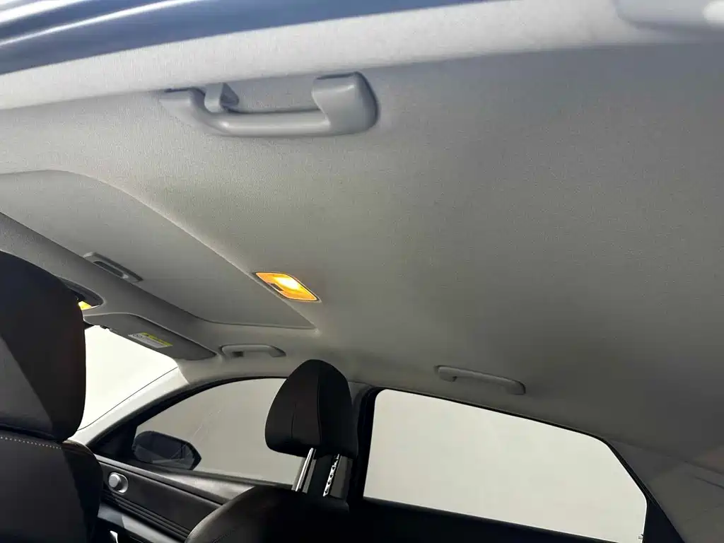 Hyundai Elantra 2023 — фото 17