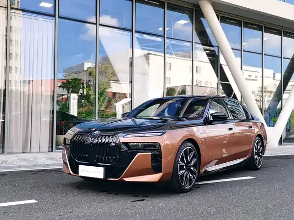 BMW i7 M70L 2024