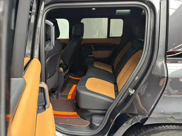 Land Rover Defender 2024