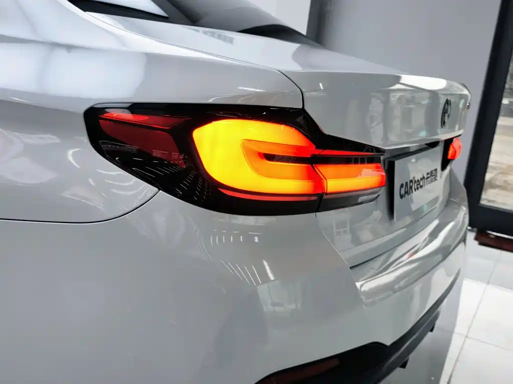 BMW 5 Series 2018 — фото 11